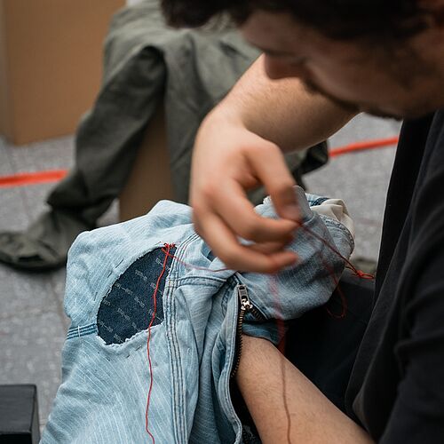 About yesterday…

Fotos: Tim Kirchhof @chichi_aus_prinzip 

#fashionrevolutionweek @use_less_hshannover @modedesign.hsh...