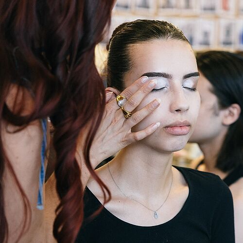 Werkschau 2025 - Behind the Scenes: Vor der Modenschau #werkschau 
@modedesign.hsh 

Foto: Kristina Kaysen und Tim...