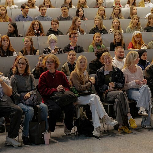 Willkommen, liebe Erstsemester der Abteilung Design und Medien! 🎉 
Wir freuen uns, euch im Wintersemester 25/26...