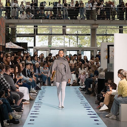 Werkschau 2025 - Fashion Show 
“Every Shell Wears a Core“ 
@modedesign.hsh 

Fotos: Tim Kirchhof @chichi_aus_prinzip 
...